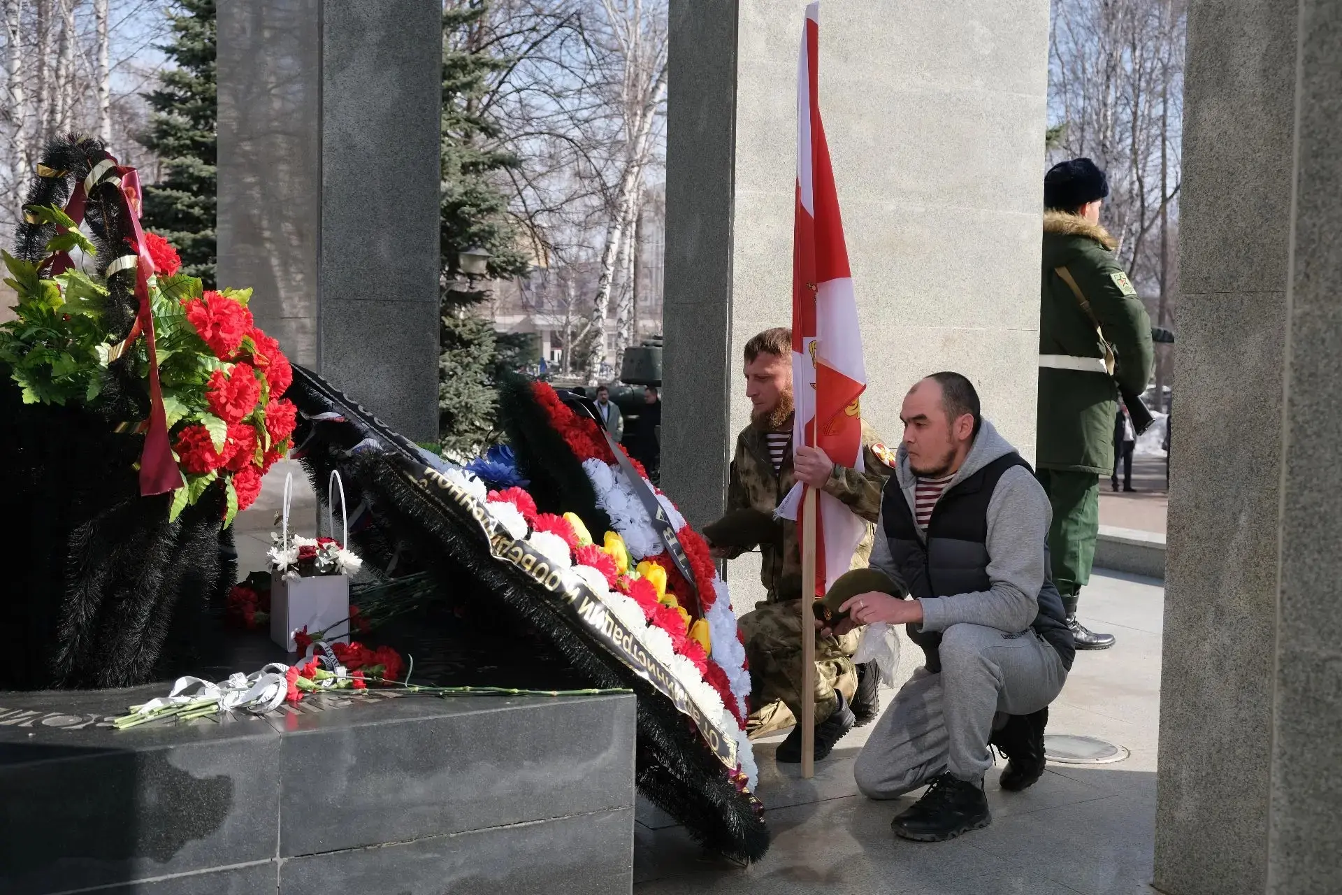 Сегодня, в День  войск национальной гвардии России, в парке Победы возложили цветы к стеле воинам-ин