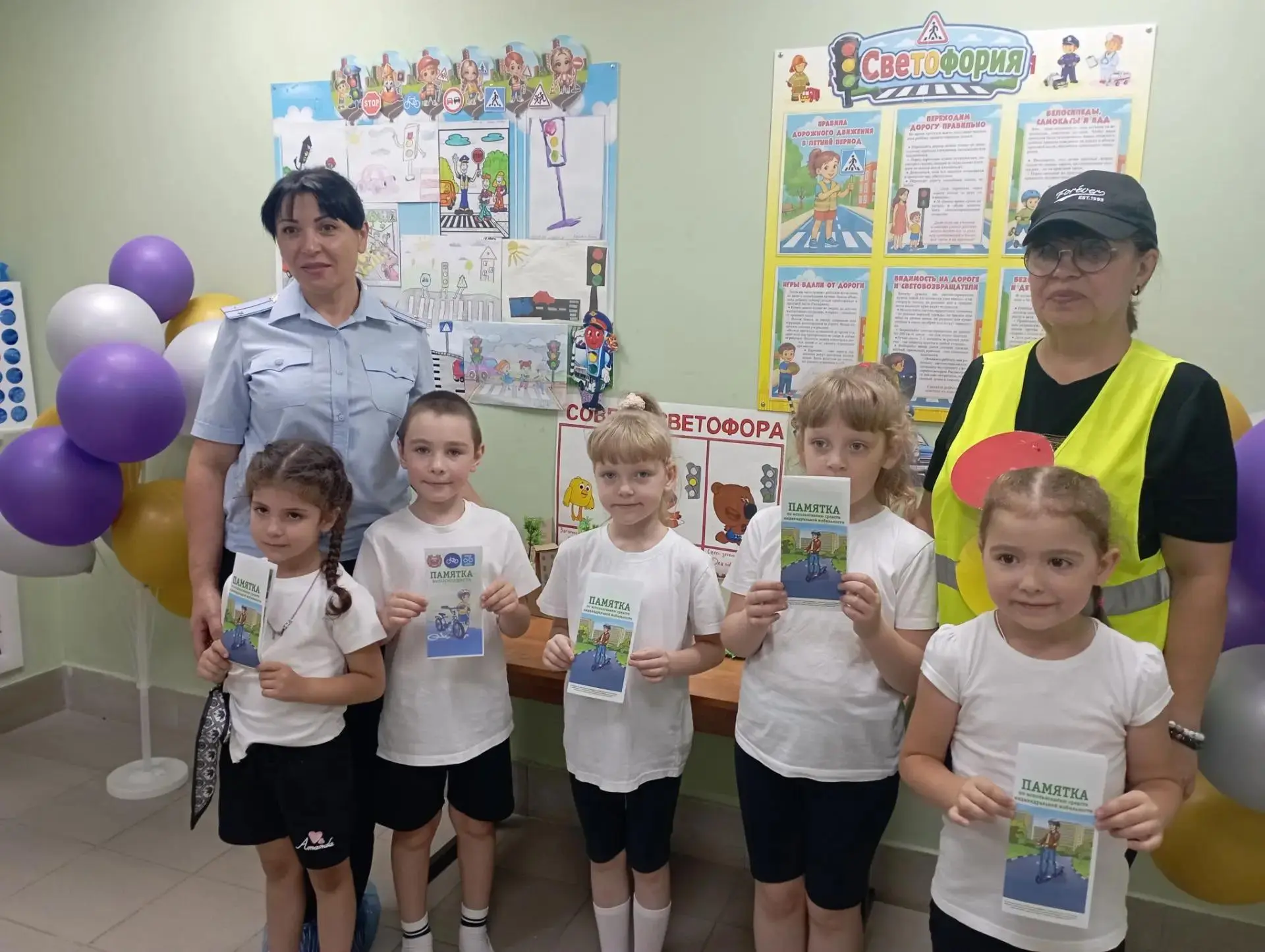В гостях у инспектора Светофорова: дошколята «Кораблика» поздравили сотрудников ГИБДД
В преддверии п