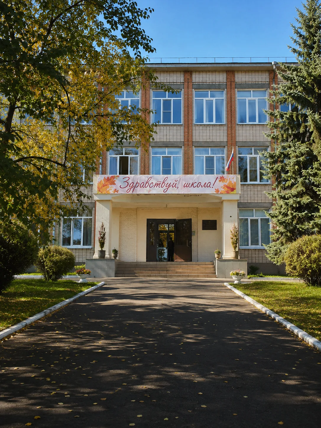 Более 60 образовательных учреждений обновляют территории перед 1 сентября