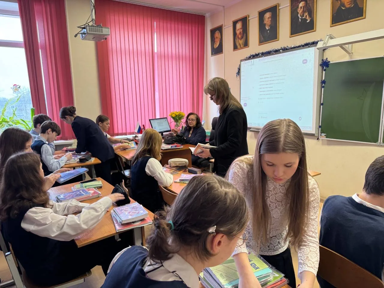 Учебник - второй друг  📖12 марта команда Совета обучающихся совместно с заведующей библиотекой прове