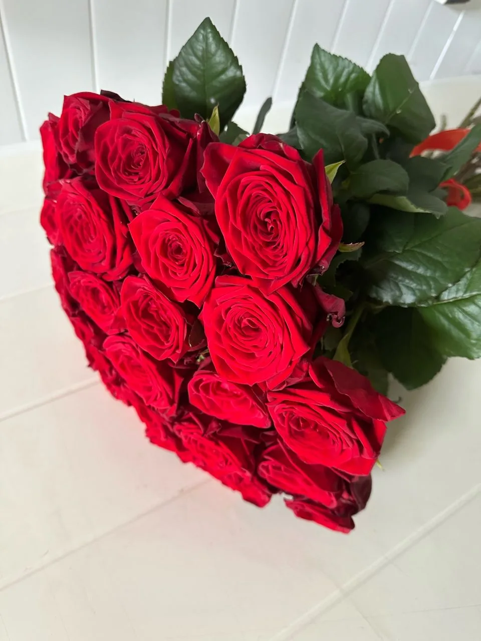 Изысканный монобукет из 29 свежих красных роз сорта Red Naomi. Высота стеблей — 70 см.