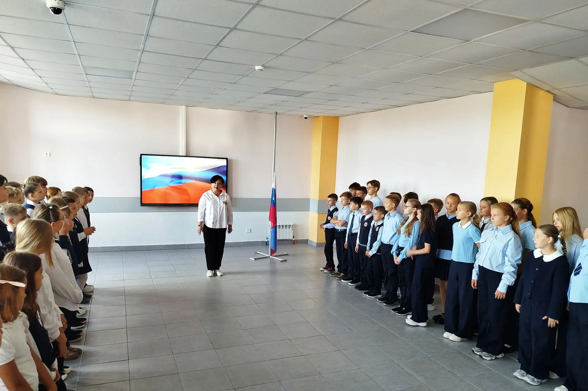 🎓🌞Новая учебная неделя в нашей школе началась с традиционной линейки, посвященной под...