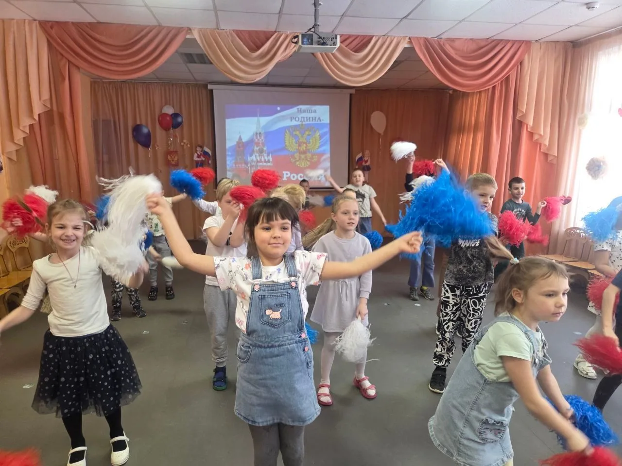 В дошкольных группах эта неделя была посвящена России. Ребята совершили  виртуальную экскурсию по Ро