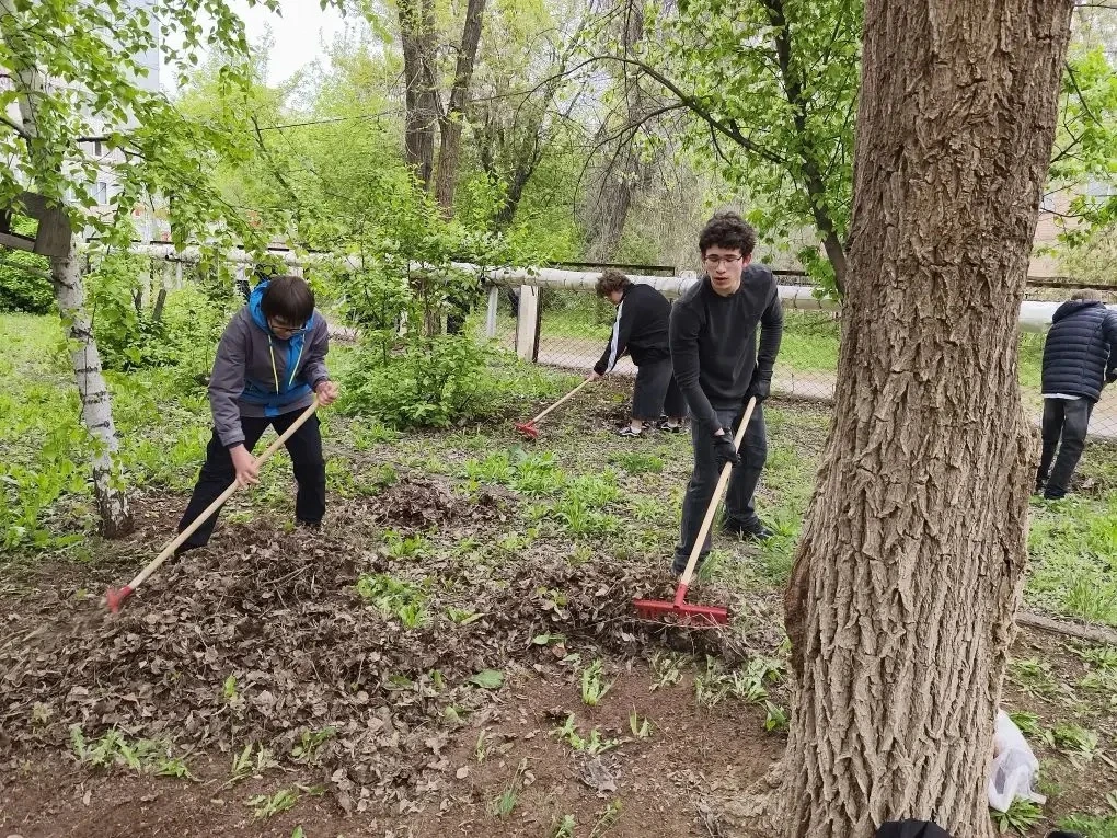 🌳 Наш школьный двор стал ещё уютнее!  Сегодня наша школа присоединилась к Всероссийскому субботнику.