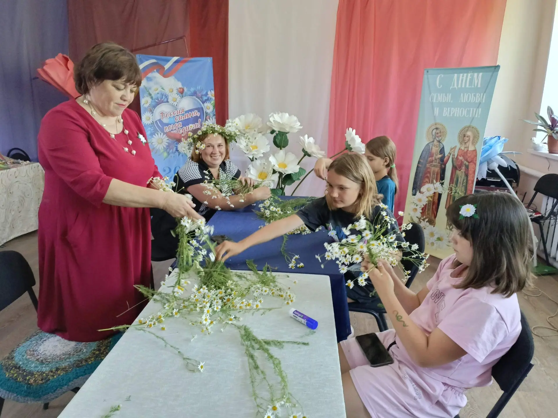 «Ромашки нежный лепесток»🌼 творческий мастер-класс для детей и взрослых по плетению венка из ромаше