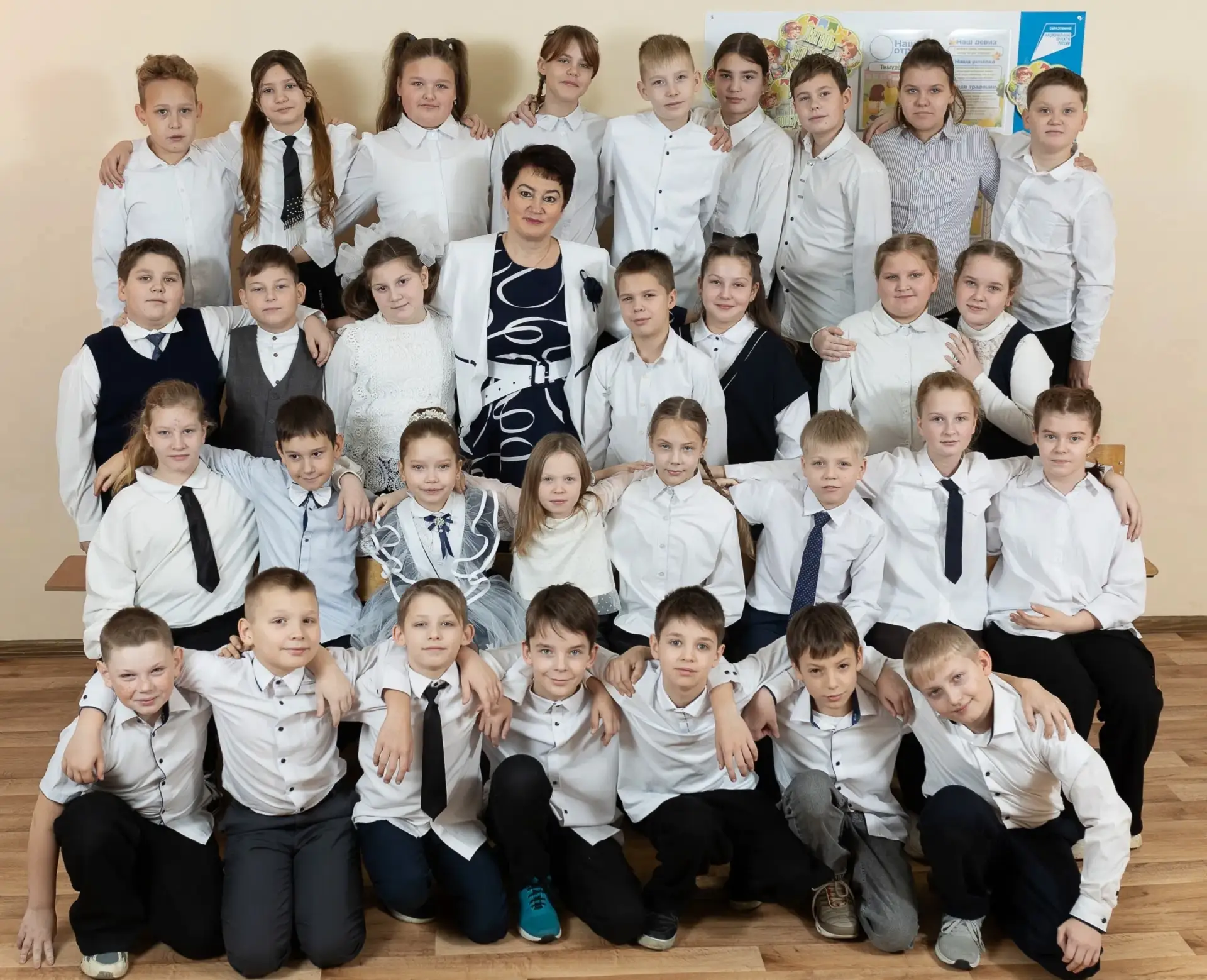 ❤❤❤День учителя и дружбы! 5"Б"класс поздравляет  свою первую учительницу, Казакову Тать...