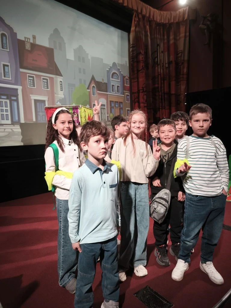 Театральный апрель 🎭  📣 Этот месяц у 2-В класса начался очень активно. Вместе с любимой учительницей