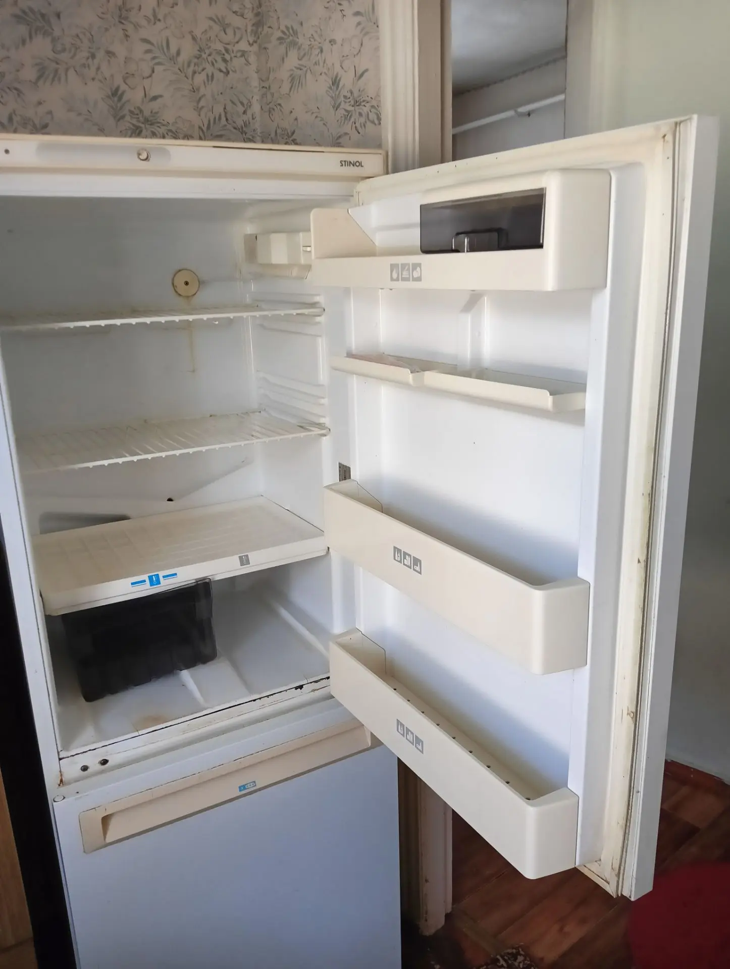 Отдам холодильник Стинол за 500 рублей, можно отремонтировать, мотор рабочий. Телефон 8...