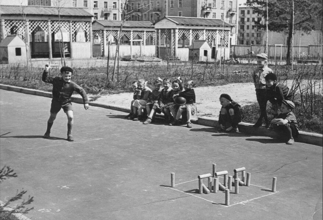 Игра в городки в детском саду на улице Академика Павлова, 1961 год.