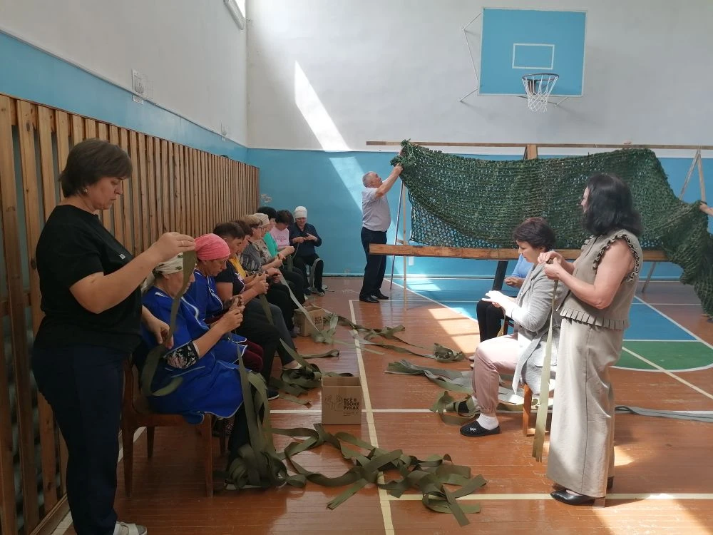 В рамках акции "Помощь бойцам СВО", продолжаем плетение маскировочных сеток. Очередная ...