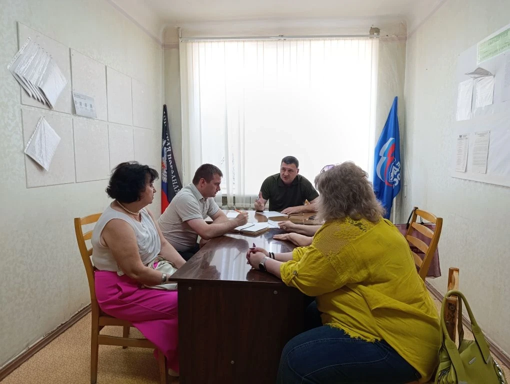 Глава Амвросиевского муниципального округа Игорь Лызов провел прием граждан

Жители многоквартирного