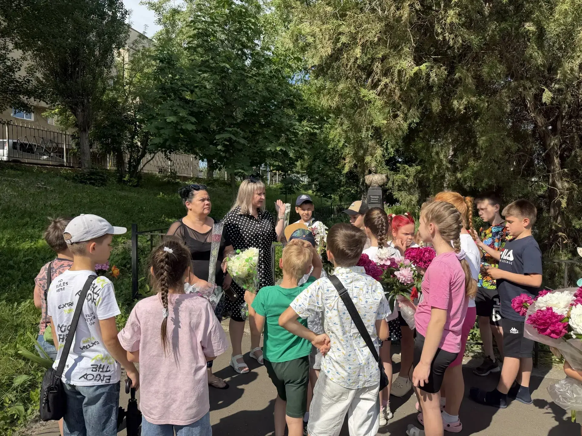 Церемония возложения цветов к памятнику В.И. Чапаева
8 июня 2026 года, в преддверии Дня России, в ра