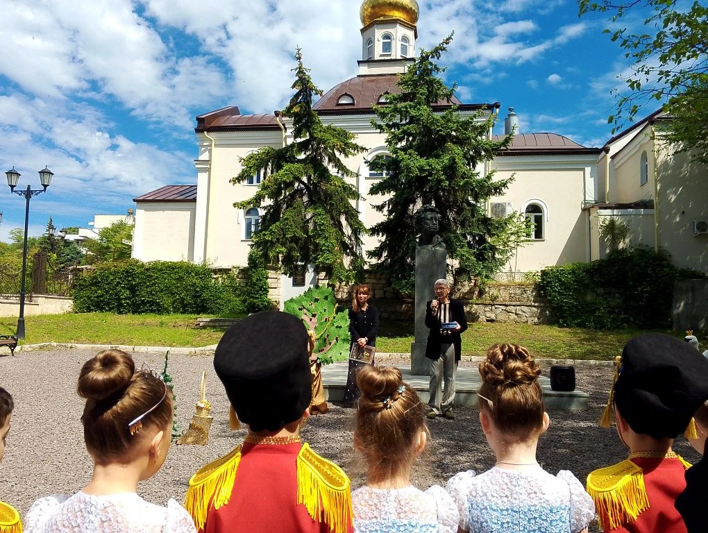 Сегодня в городском сквере Пушкина было особенно многолюдно и звонко. В предверии дня р...