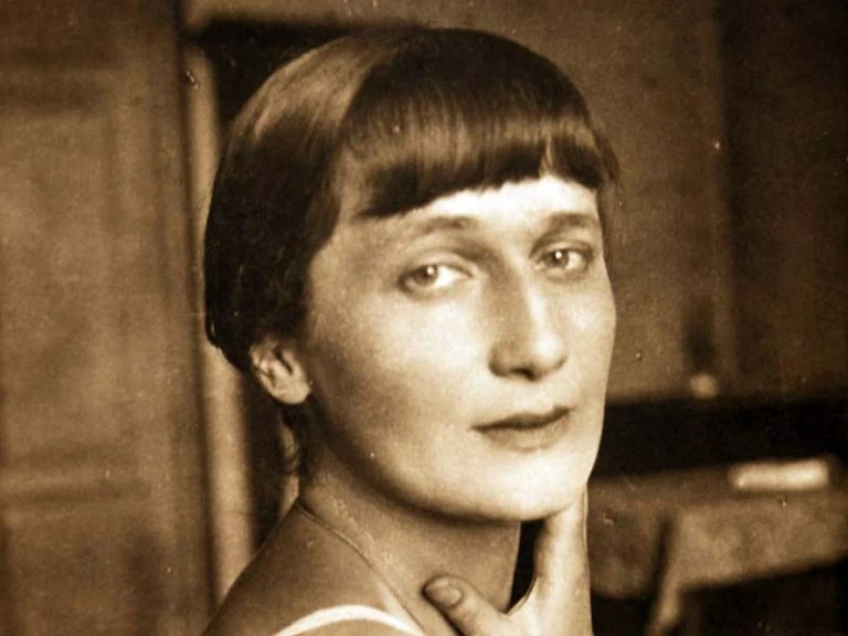 На шее мелких четок ряд  Анна Ахматова  На шее мелких чёток ряд, В широкой муфте руки прячу, Глаза р