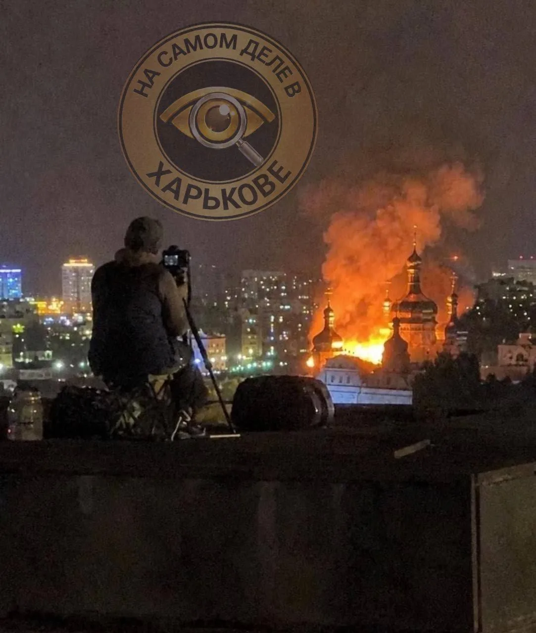 📸Какой удачный ракурс! 

Кто-то накануне прилета по Лавре, засек репортёров, удобно расположившихся