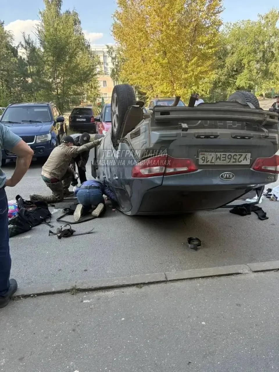 🤯 Во дворе на Адоратского, 8 перевернулась машина