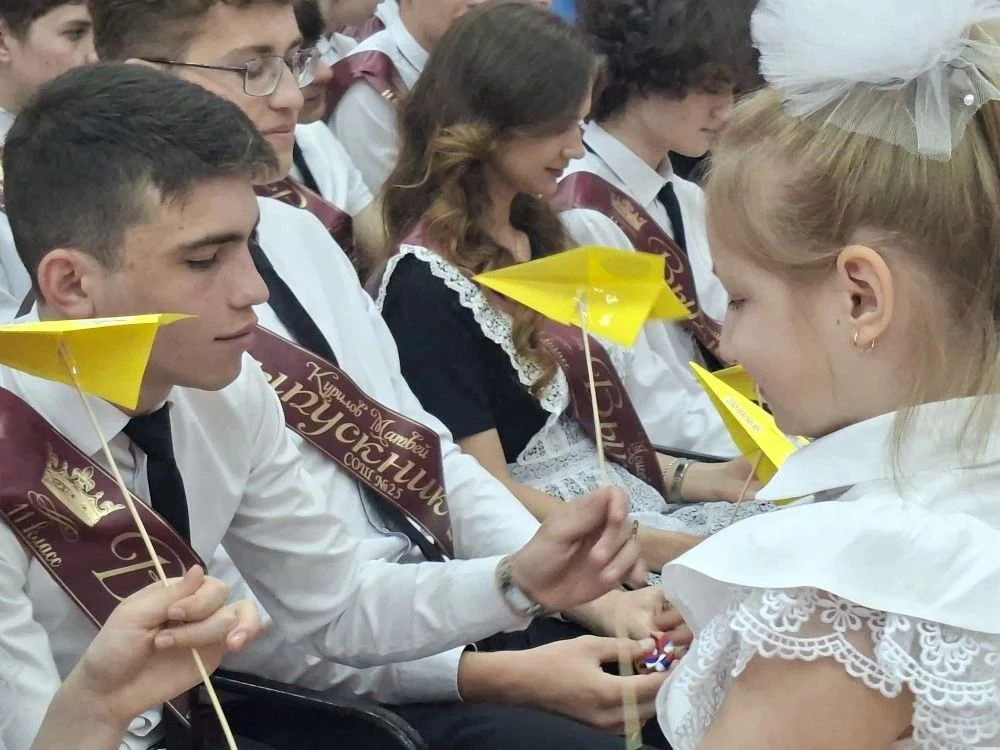 В школе прошла линейка, посвященная празднику «Последний звонок – 2026» 🎓