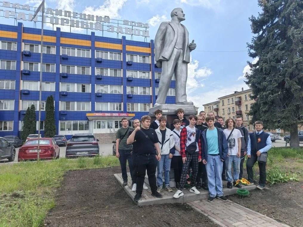 Студенты группы Д2-25, вместе со своим мастером Тонких Г.А. посетили Липецкий механический завод. В 