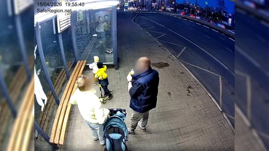 🚏💥 В Ярославле ребенок разбил стекло на остановке: его родителей ищут  📹 Инцидент произошёл на Моско