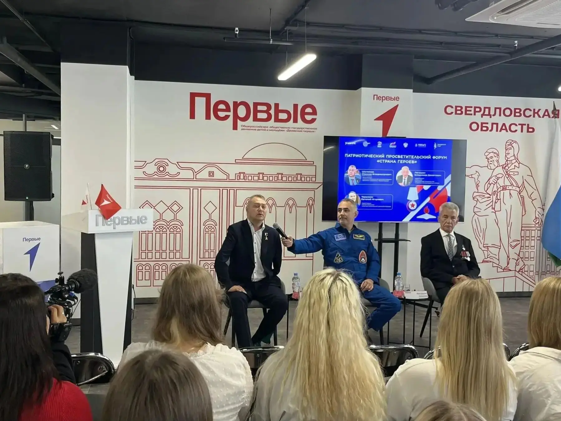 Учащиеся школы № 175 Ленинского района приняли участие в Форуме «Страна героев», которы...