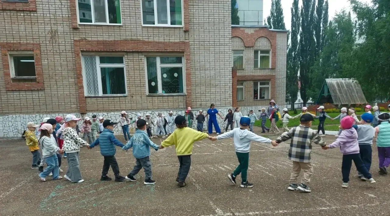 2 июля в нашем детском саду прошло развлечение " Хоровод дружбы".
" Хоровод дружбы народов " - это н