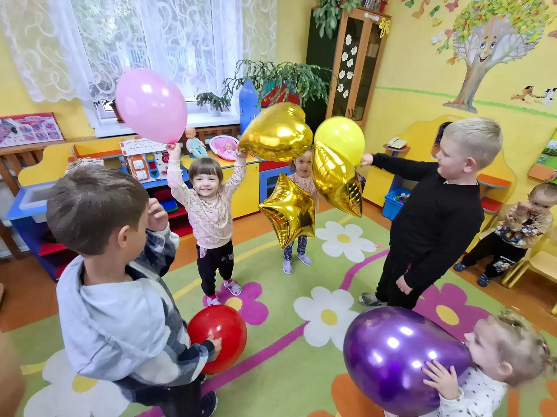 Двойное счастье, двойная радость! ✨
Сегодня в нашем детском саду отмечали день рождения очаровательн