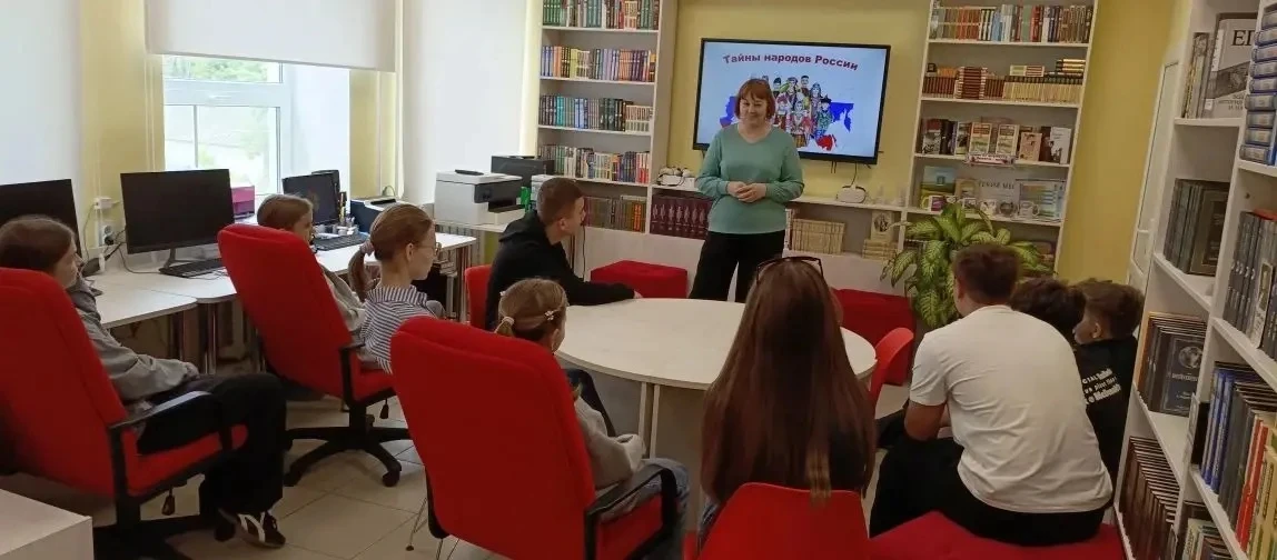 📚✨ В Новоселицкой детской библиотеке прошло увлекательное мероприятие «Тайны народов России»! Подро