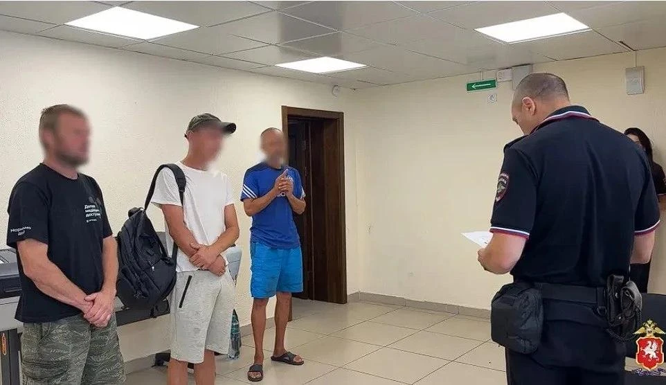 ✍️🇷🇺В Севастополе трое иностранцев получили российские паспорта после контракта с Мин...