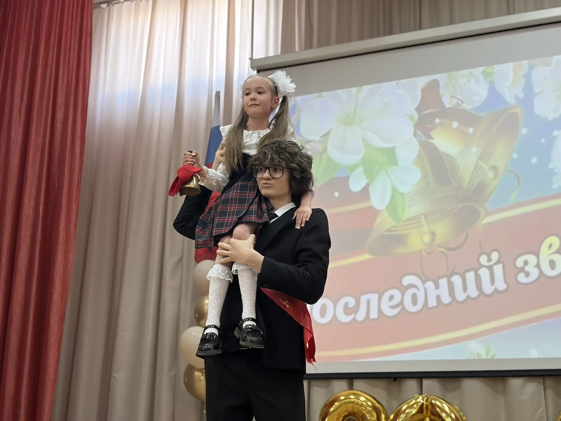 Вот и прозвенел последний звонок для 11-х классов! 🎓🕊  Сегодня в стенах нашей школы прошла трогатель