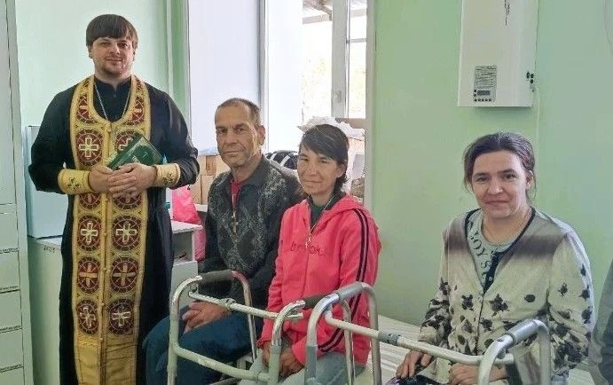 Таинство в «Центре социальной адаптации»: клирик Успенского собора крестил четырёх подо...