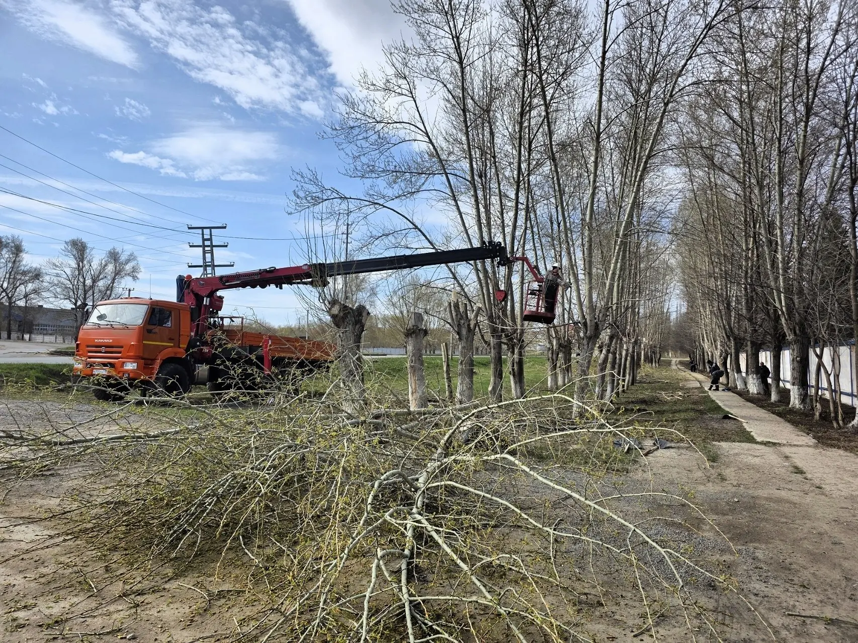 В Лениногорске стартовал общегородской субботник. Глава района Марат Гирфанов поблагодарил всех, кто
