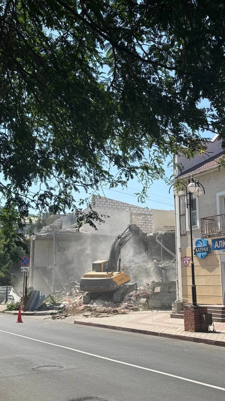 🚧 В центре Керчи сносят недострой рядом с прокуратурой