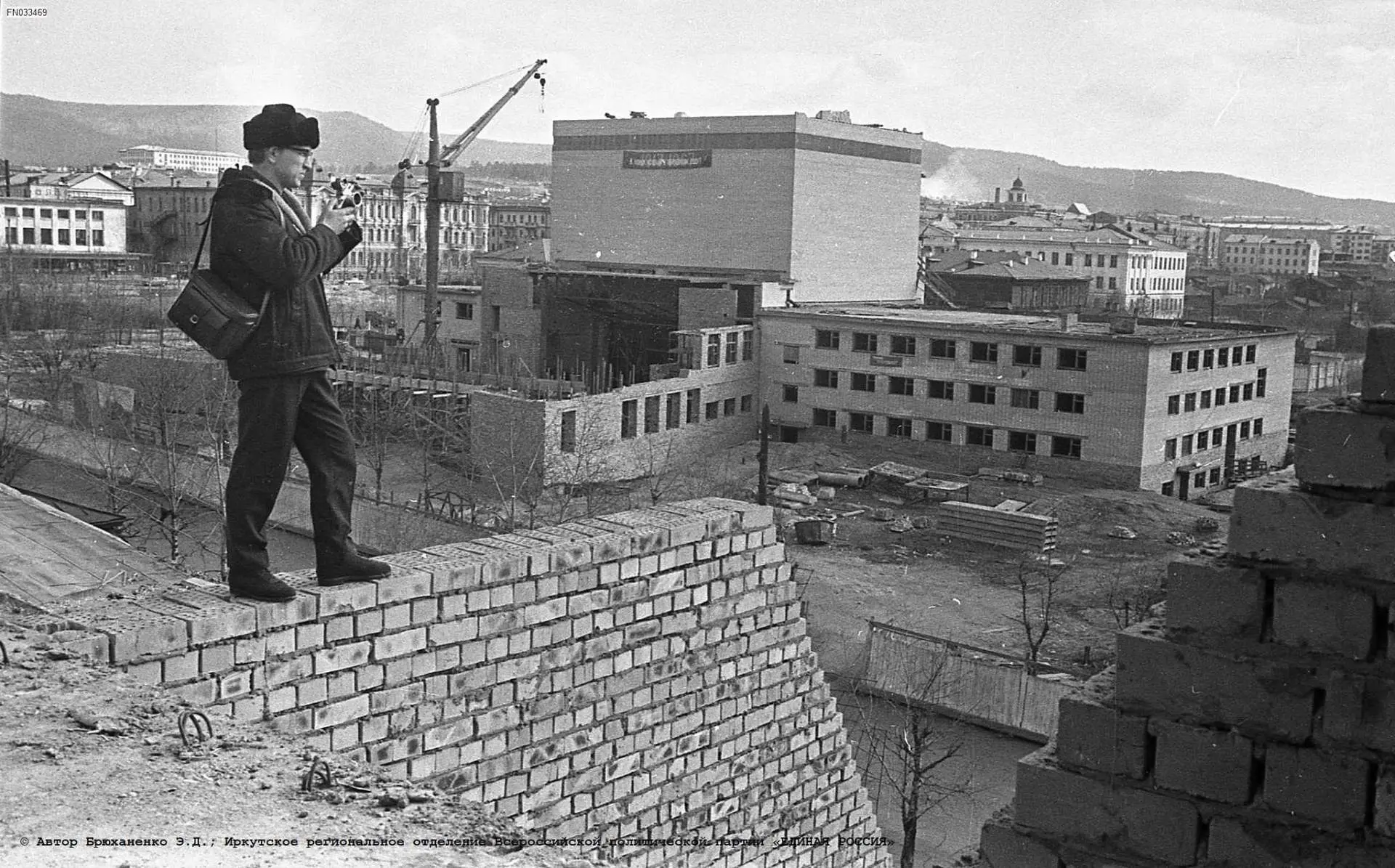 Вид на стройку будущего Читинского областного драмтеатра, 1967 год. На здании драмтеатр...