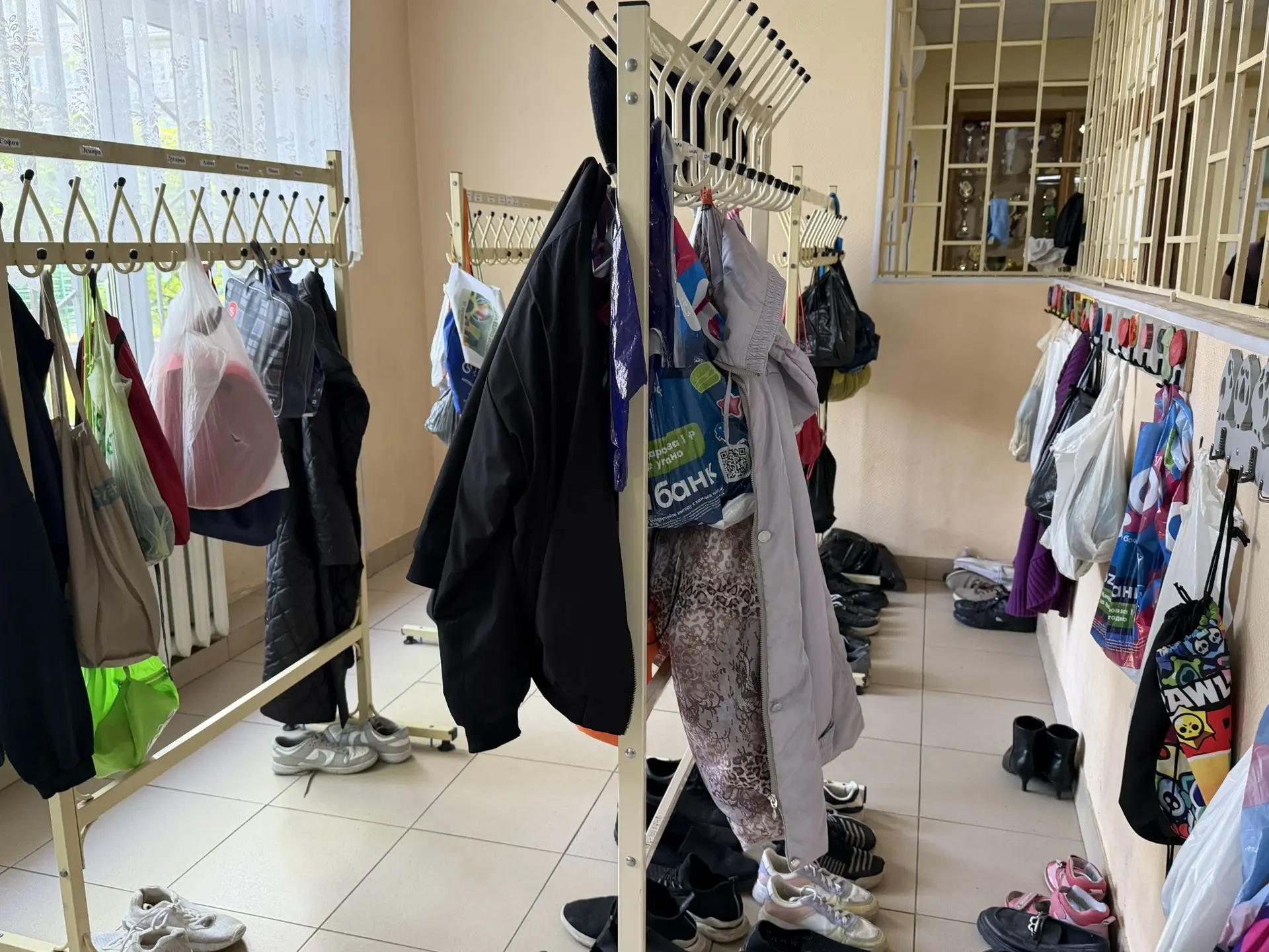 ☔️ Дневник забытых вещей 🧥🎒

Дорогой дневник! Мы — забытые вещи. Тут столько обуви, кофт, курток, 