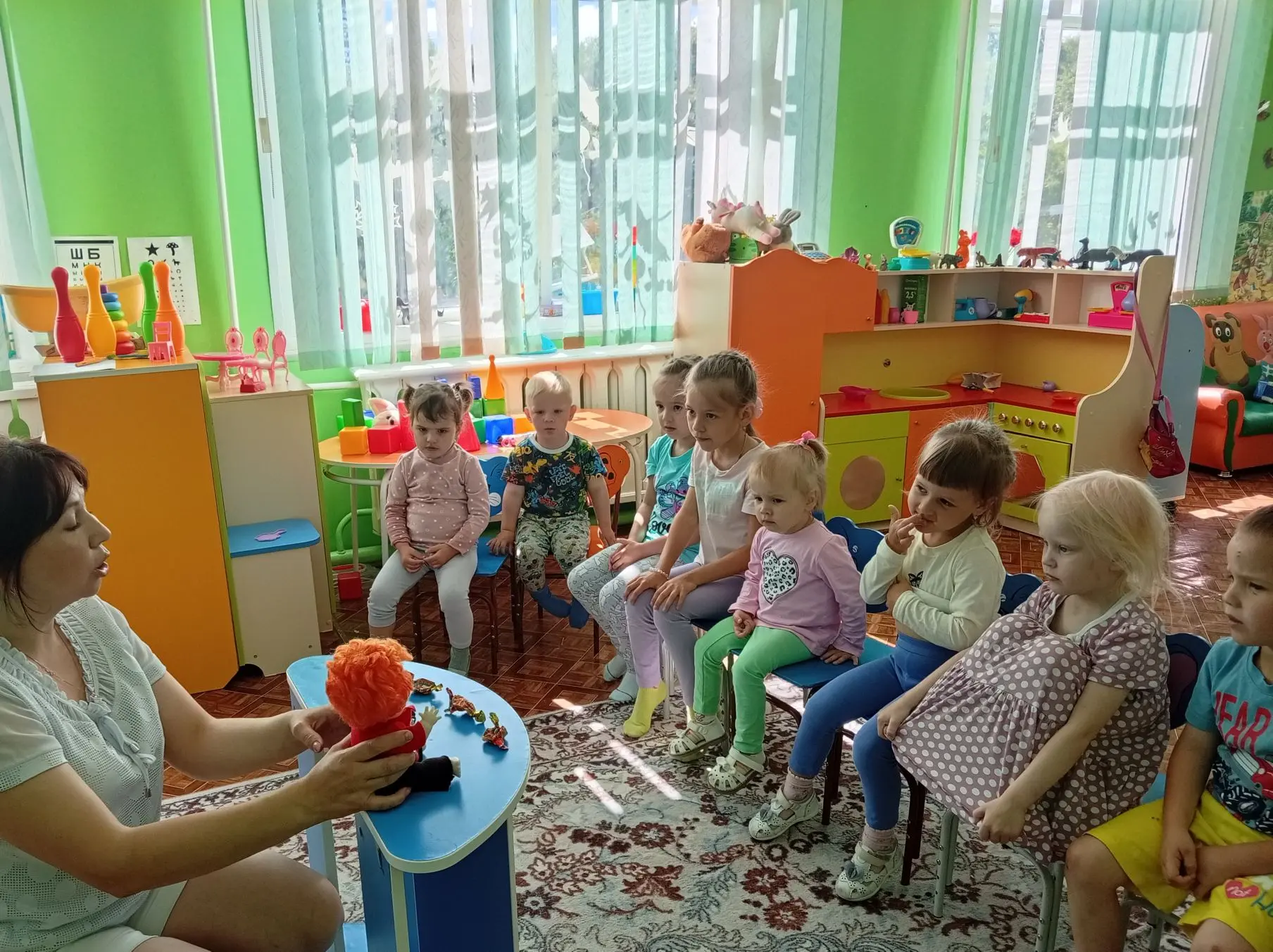 Сегодня в группе "День Ситуаций." 
"Ее величество - зубная щётка!" 
Незнайка набрал и скушал столько