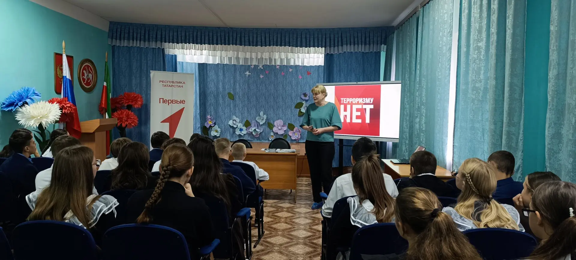 В рамках декадника "Экстремизму – НЕТ!" заведующий и специалист отделения социальной по...