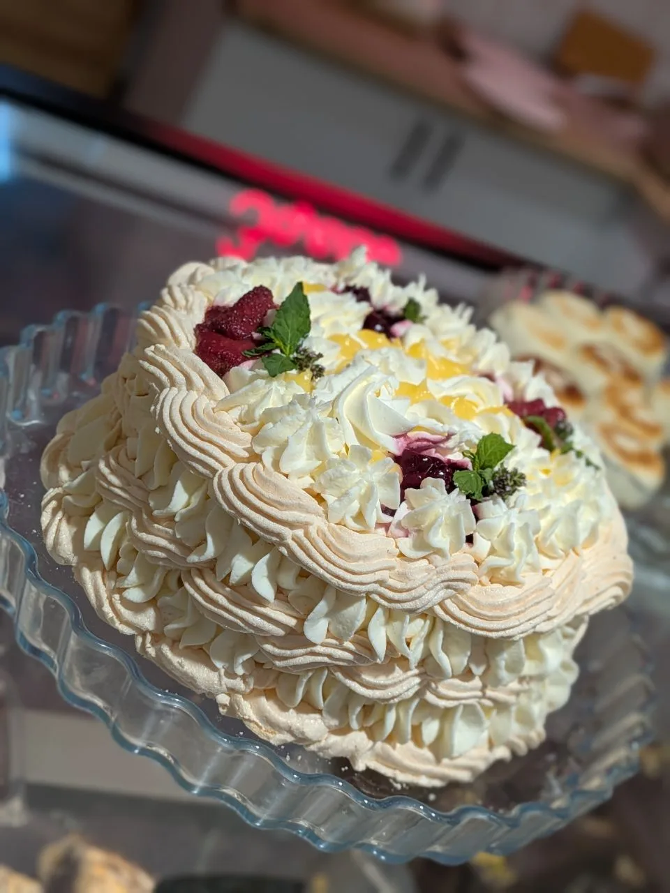 Вы просили — мы сделали! 🥕✨
Ваш любимый морковный пряный торт снова в меню — тот самый, уютный, аро