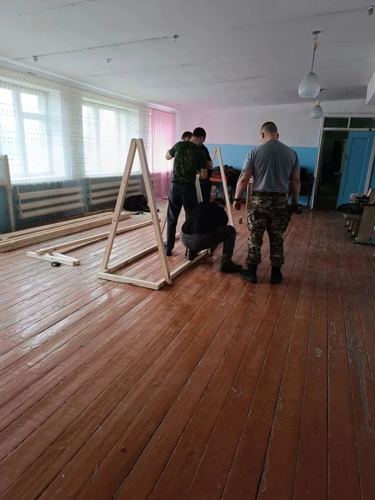 Волонтерами, активистами ТОС "Варваровский" изготовлен станок для плетения маскировочны...