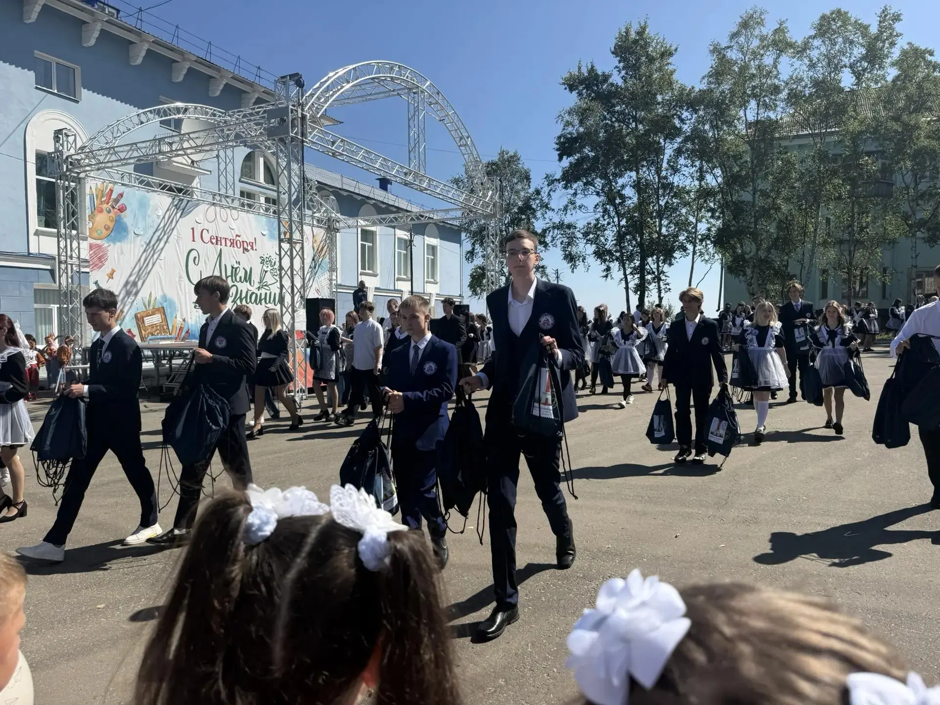🎉 В Ванинском районе впервые прошла общая линейка для первых и одиннадцатых классов!