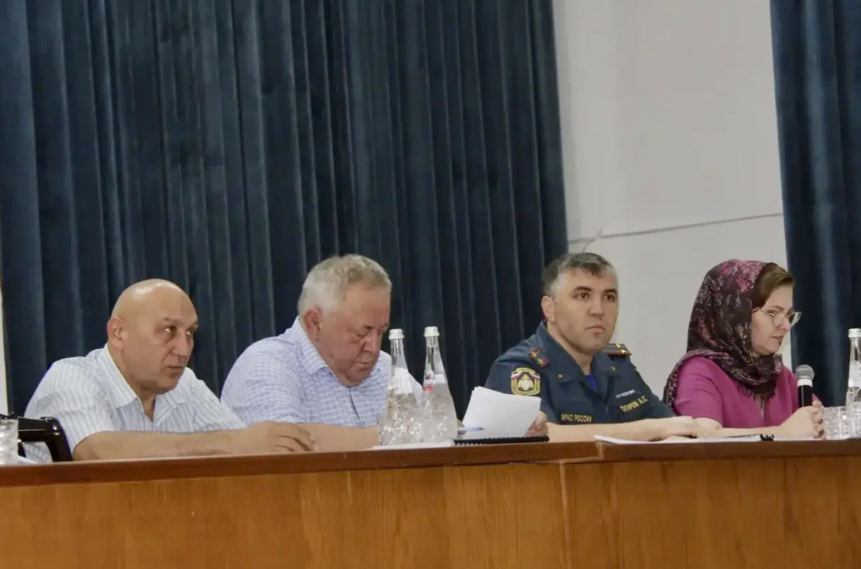 ◽️ В Буйнакском районе обсудили вопросы воспитания и безопасности школьников