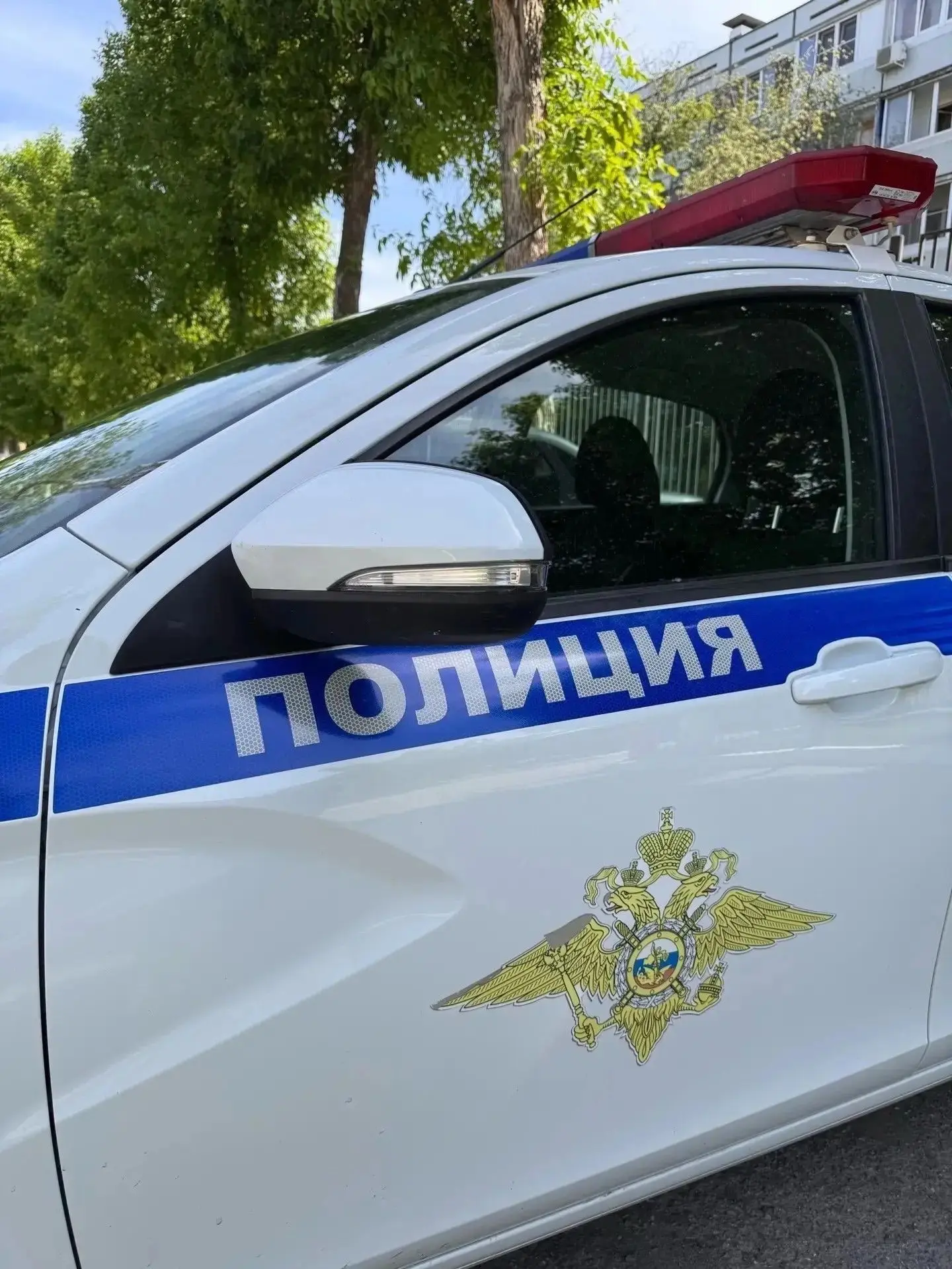 Воруют в магазинах, воруют в гостях.