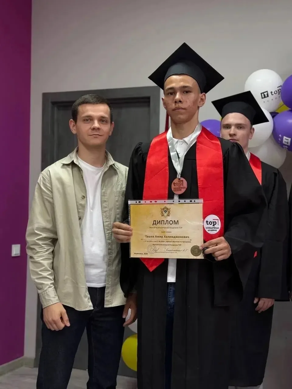 Поздравляем Ташева Амира, ученика 10 «А» класса, с блестящим достижением!

Амир с отличием окончил п
