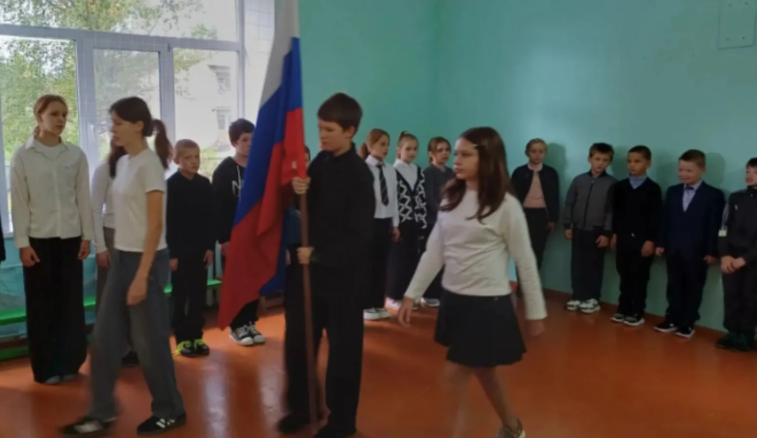 🇷🇺 Новая учебная неделя в нашей школе началась с традиционной линейки с поднятием Гос...