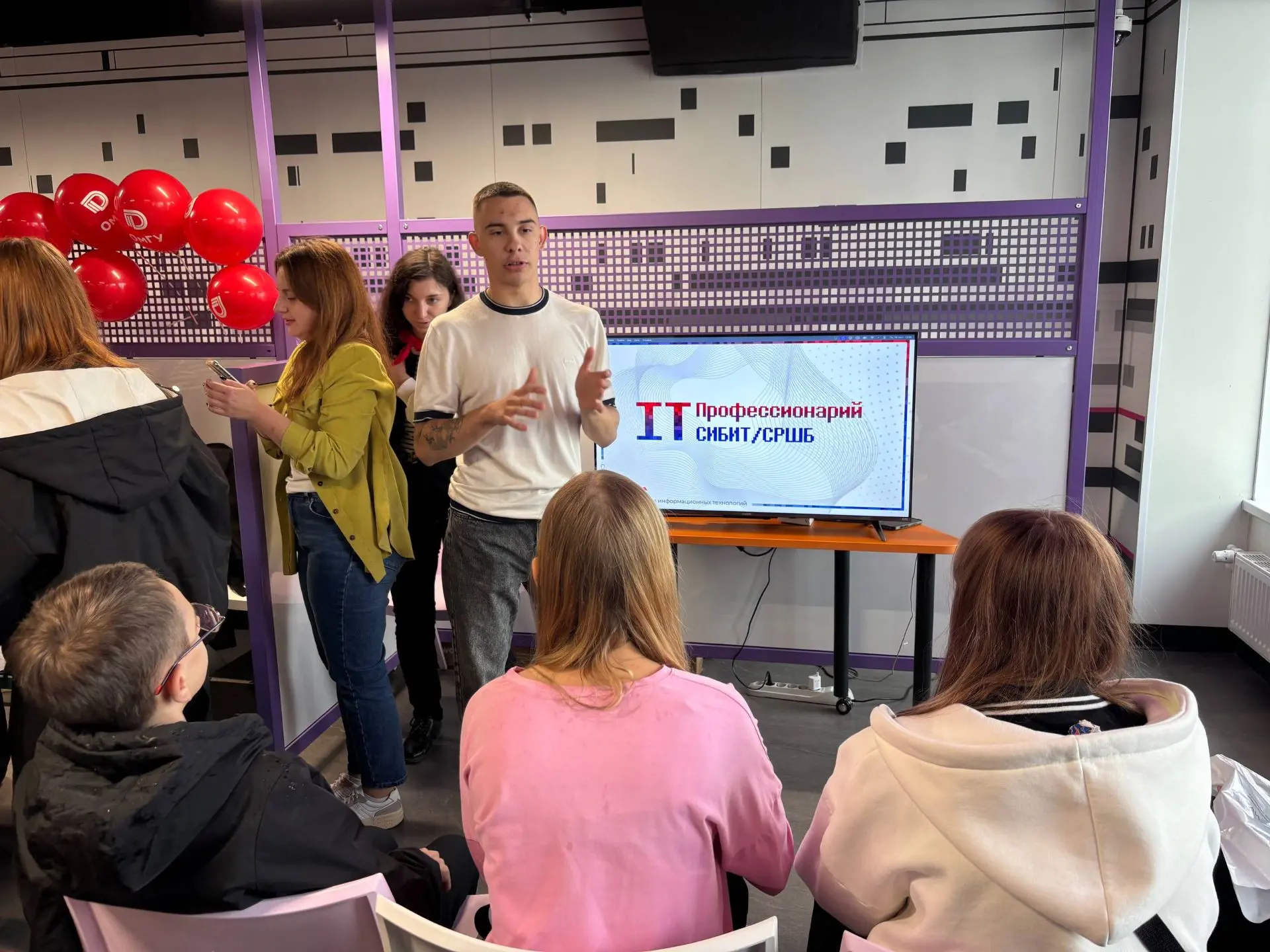 🎉 ИТ-пикник в Омске: 800 старшеклассников заглянули в цифровое будущее!