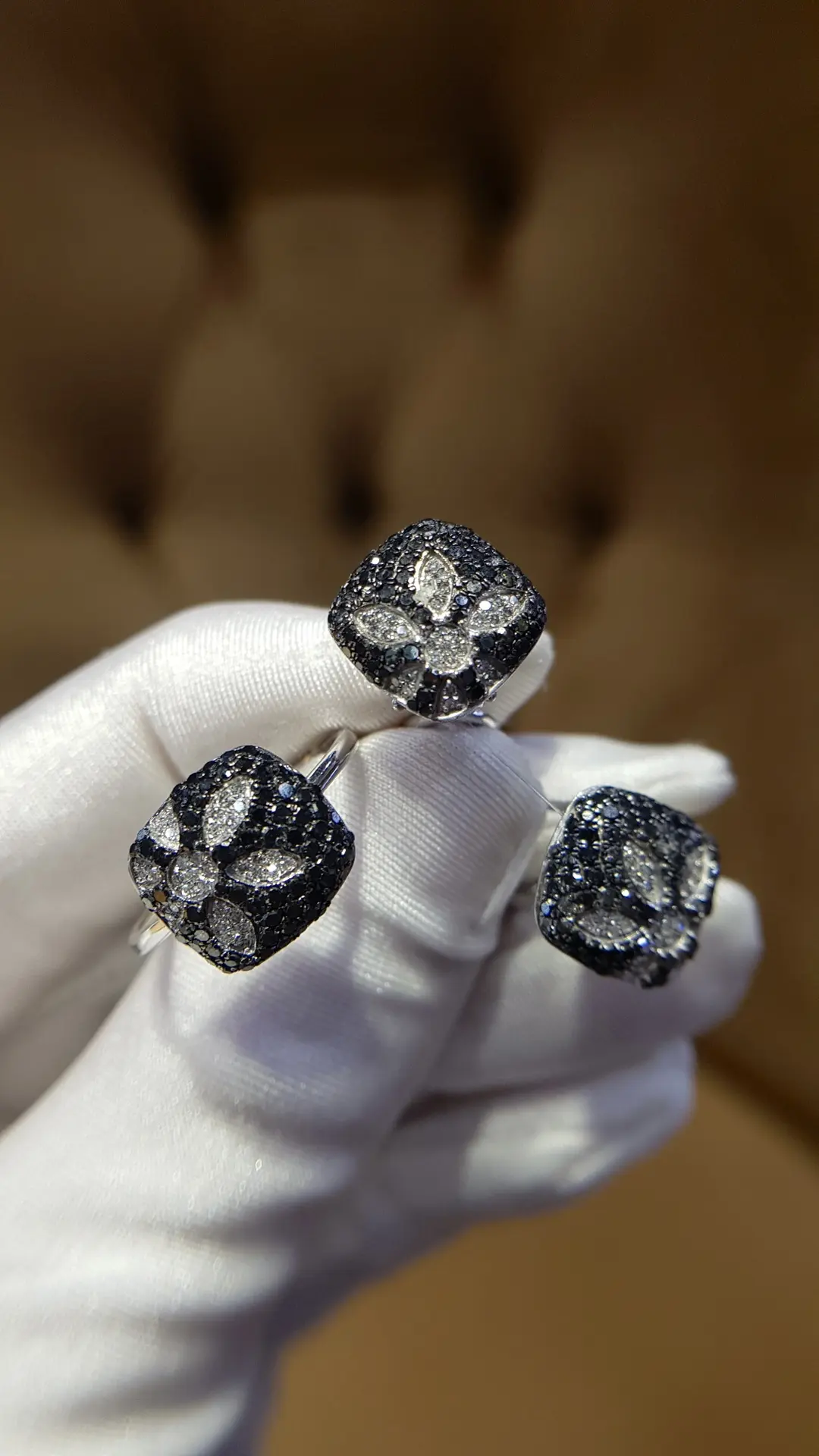 Серьги и кольцо, украшенные классическими и черными бриллиантами 💎