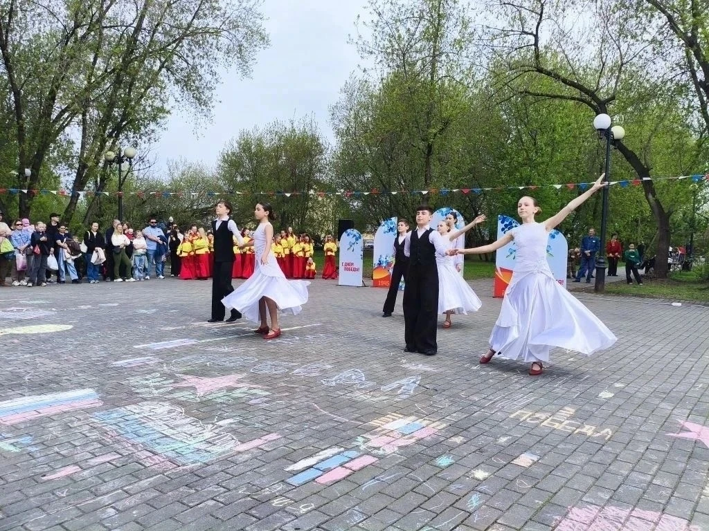 Хореографический коллектив «Глория» выступил на празднике ко Дню Победы!

9 мая на сцене в парке им.