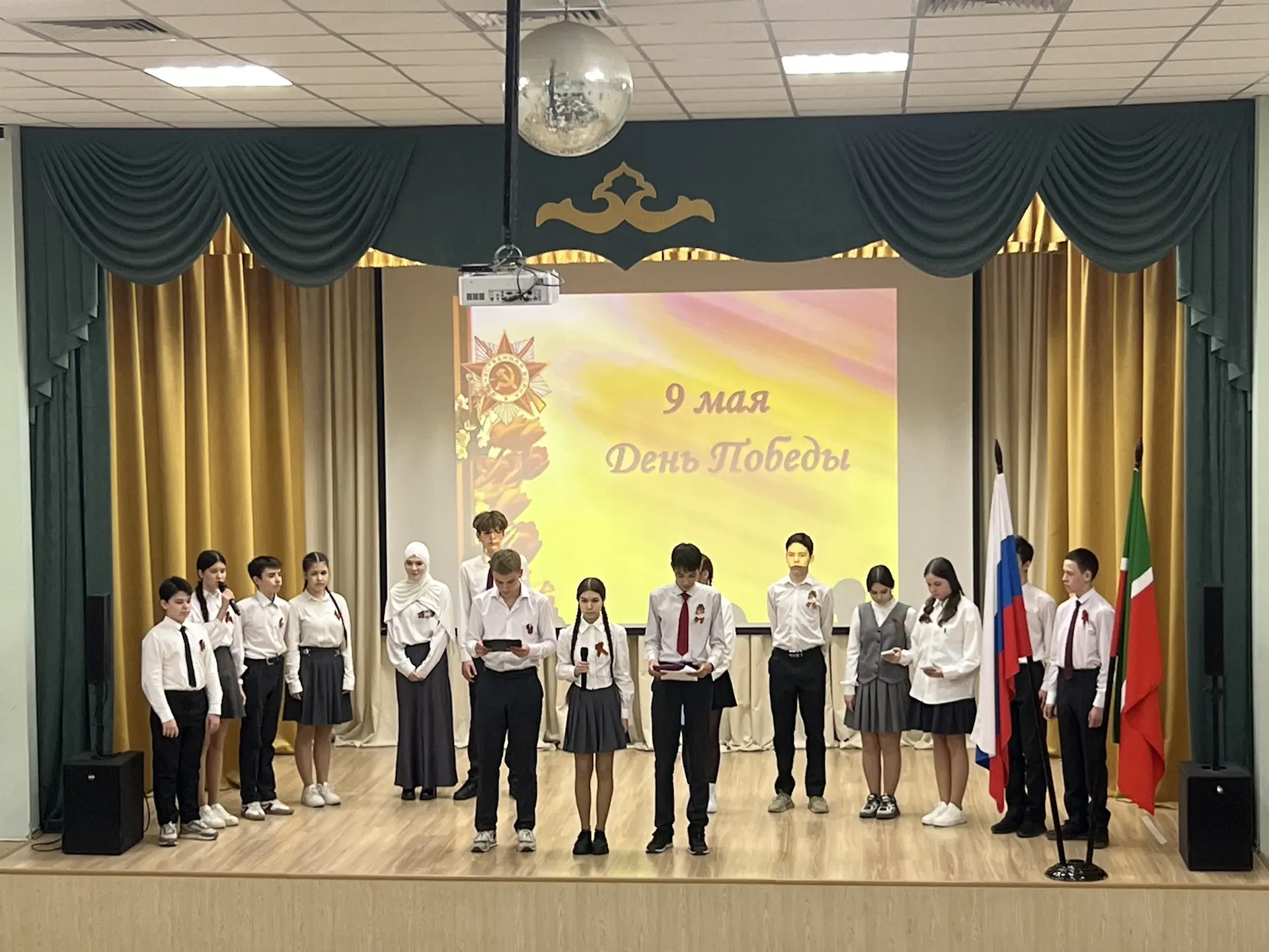 🎗️Бөек Җиңүнең 81 еллыгы алдыннан безнең гимназиядә 8 нче сыйныф укучылары өчен линейка үтте. Укучыл