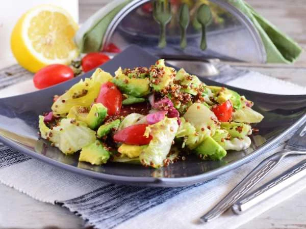 🥗 Салат с киноа, авокадо и помидорами черри.  Ингредиенты:  • Авокадо - 200 г • Киноа - 2 ст.л. • По