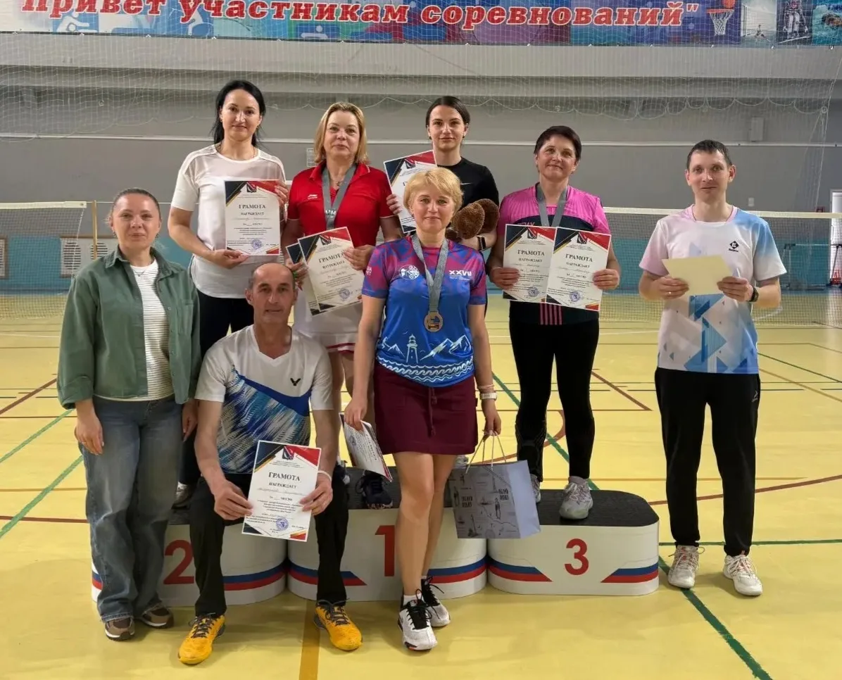 В Ногликах в спорткомплексе "Арена" завершился двухдневный районный турнир по бадминтону, посвященны