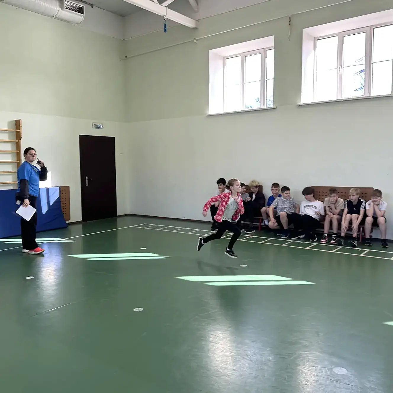 🏃‍♂️ ГТО в нашей школе: 98 учеников успешно прошли испытания!  В среду, 8 апреля, на площадке Харчен